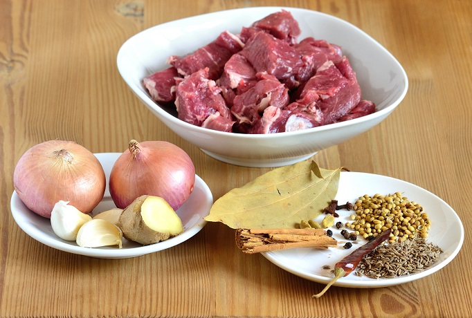 mięso do curry gotuje się z cebulą, czosnkiem i imbirem oraz mieszanką przypraw (Garam Masala)